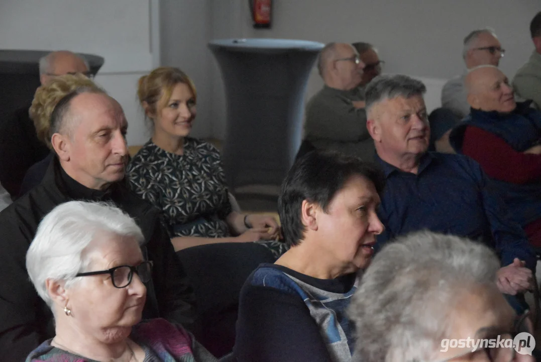 110. rocznica powstania Towarzystwa Gimnastycznego "Sokół" w Piaskach. Odsłonięcie zabytkowego godła