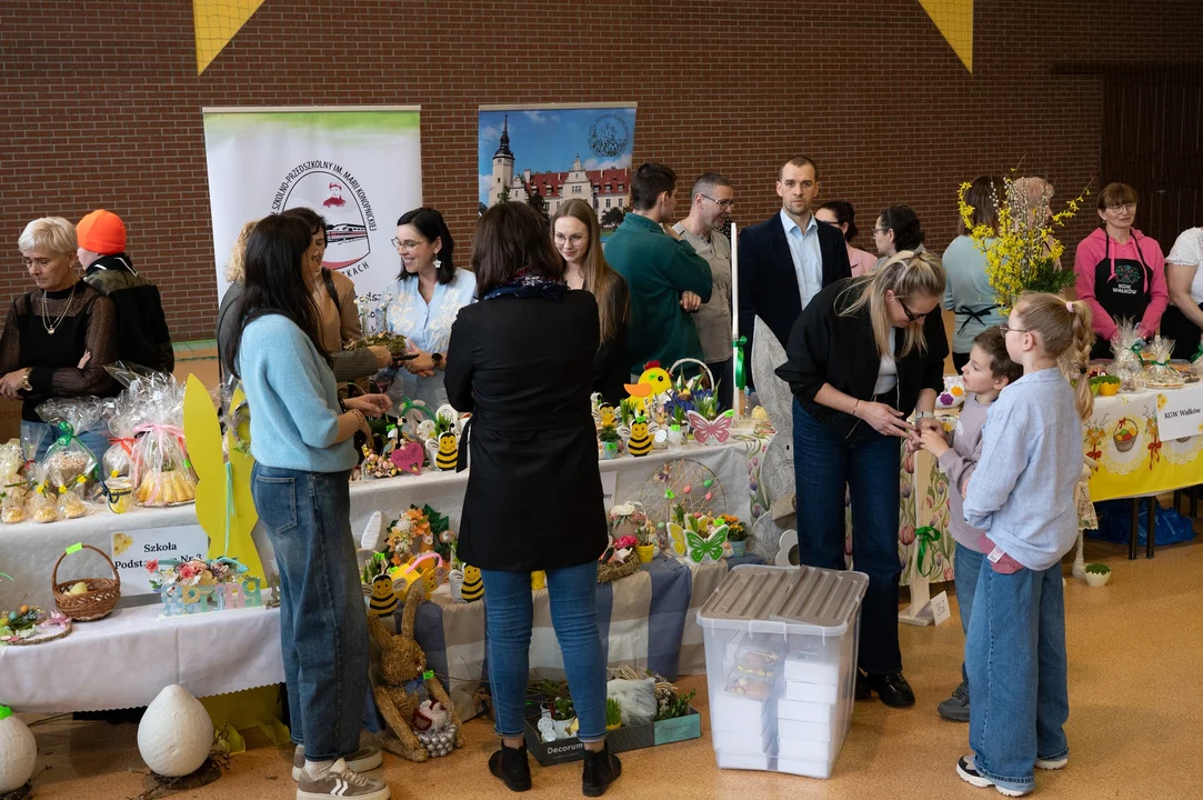 Koźmin Wielkopolski. KGW przyciągnęły mieszkańców na wielkanocny kiermasz [ZDJĘCIA]