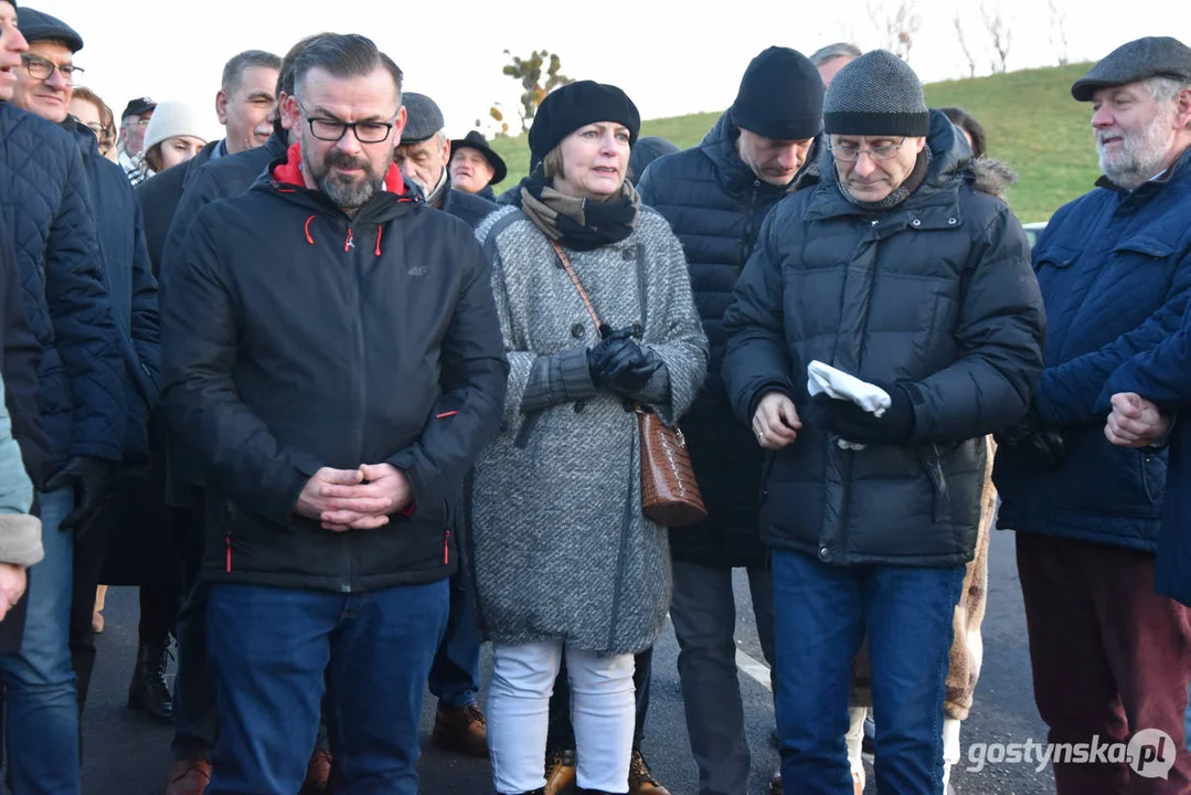 Otwarcie nowej drogi w Gostyniu - spacer samorządowców i mieszkańców