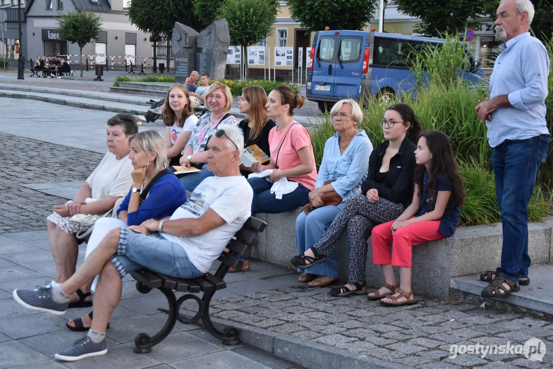 Spektakl teatralny na gostyńskim rynku