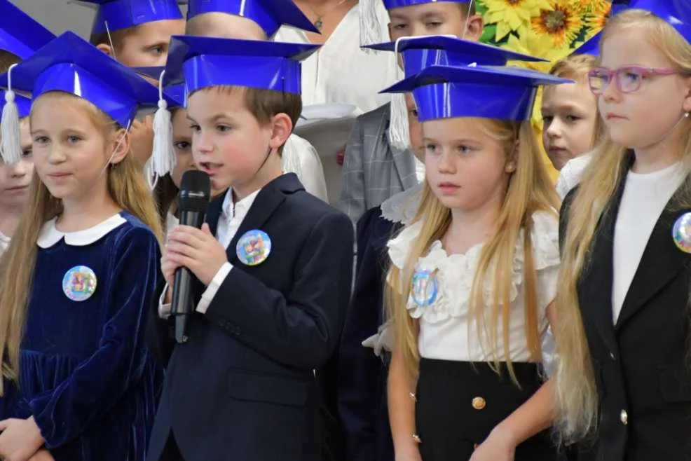 Pasowanie na uczniów w Szkole Podstawowej w Dobrzycy