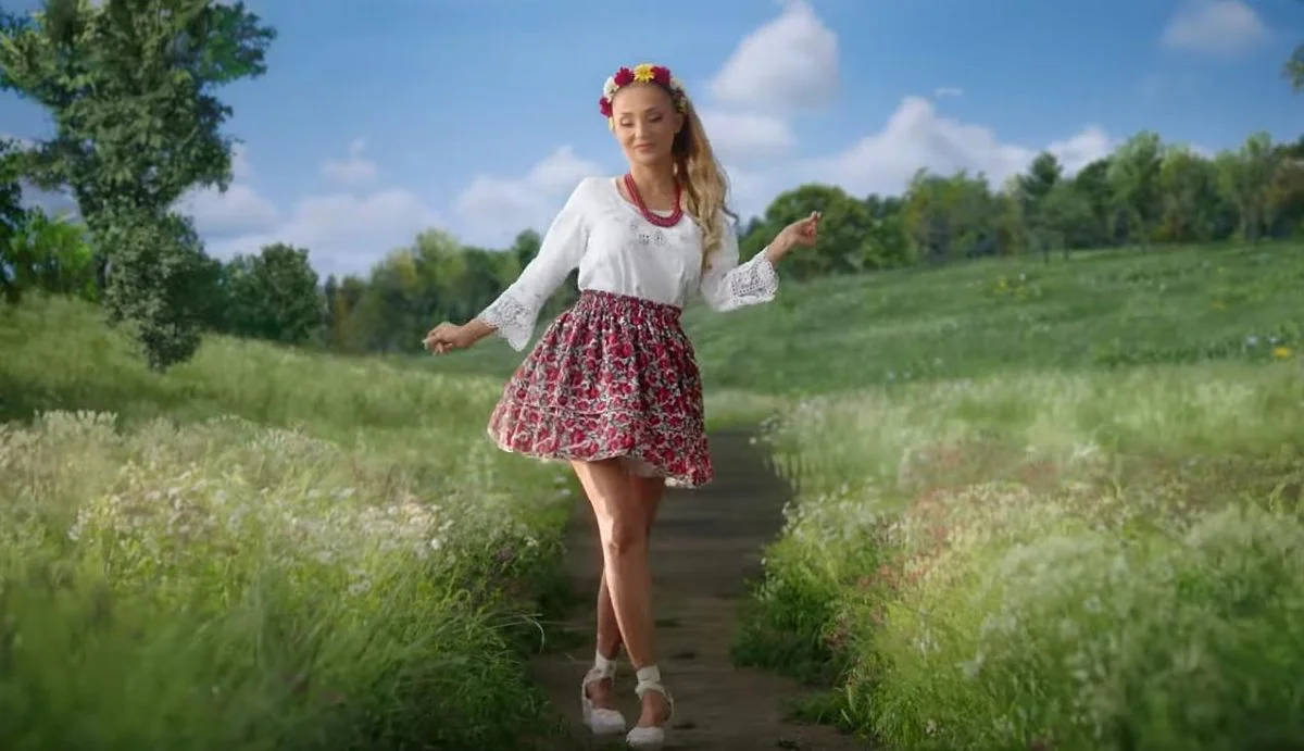 Cleo w bluzce ze snutką golińską w reklamie serka