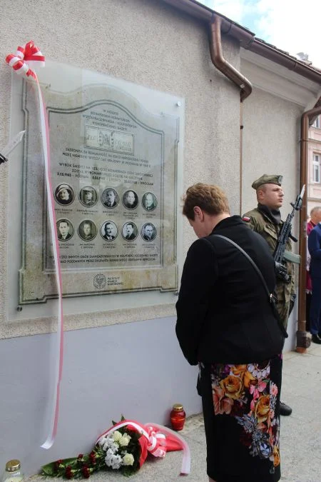 Jarocin. Odsłonięcie tablicy poświęconej kolporterom gazety konspiracyjnej "Dla Ciebie, Polsko" i koncert patriotyczny w JOK-u