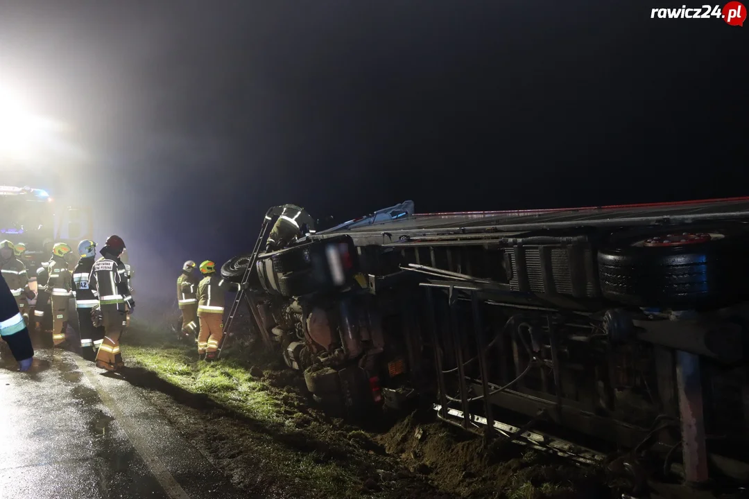 Ciężarówka w rowie na DK36