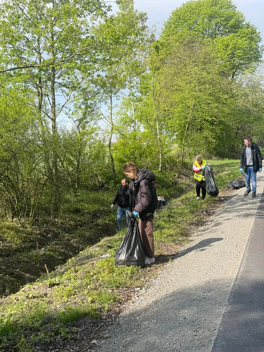 Sprzątanie trasy Zawidowice-Rokutów