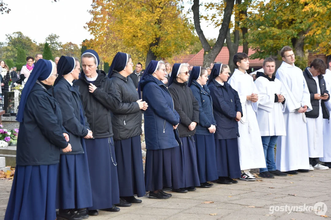 Wszystkich Świętych 2023 w Gostyniu. Znicze i kwiaty na nagrobkach - jak wyglądają cmentarze