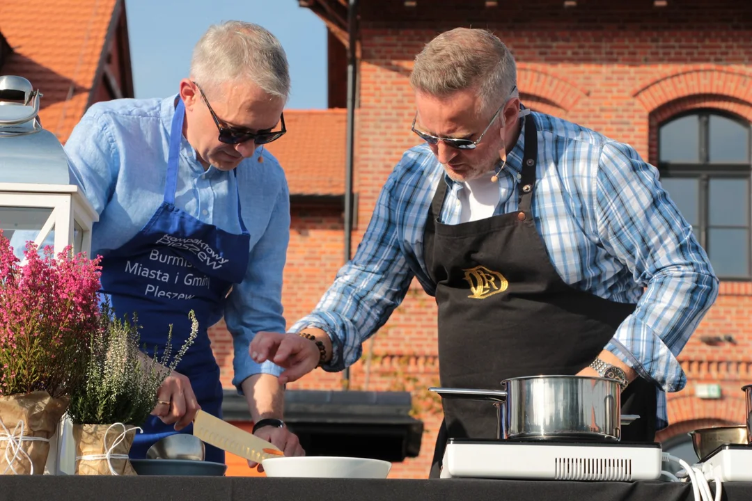 Festiwal "Pociąg do Gotowania" w Pleszewie. Burmistrz gotował na torach wspólnie z Patrykiem Dziamskim [ZDJĘCIA, WIDEO] - Zdjęcie główne