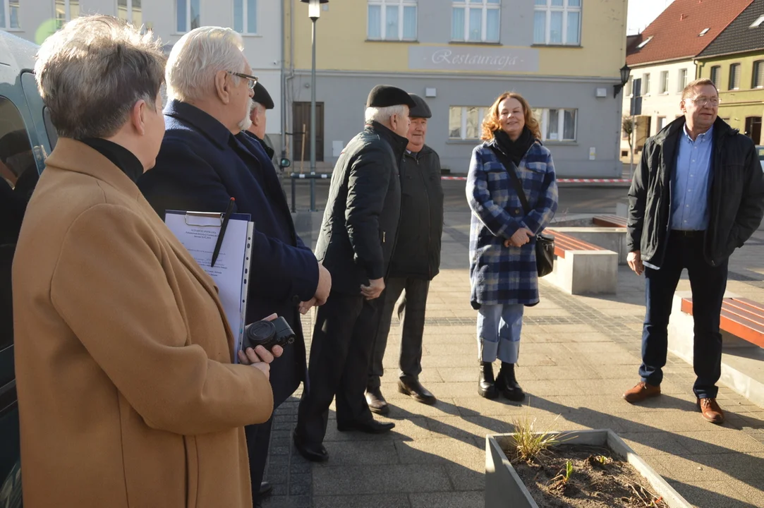 Otwarcie rynku w Jutrosinie z udziałem przedstawicieli samorządów, wojewody i parlamentu