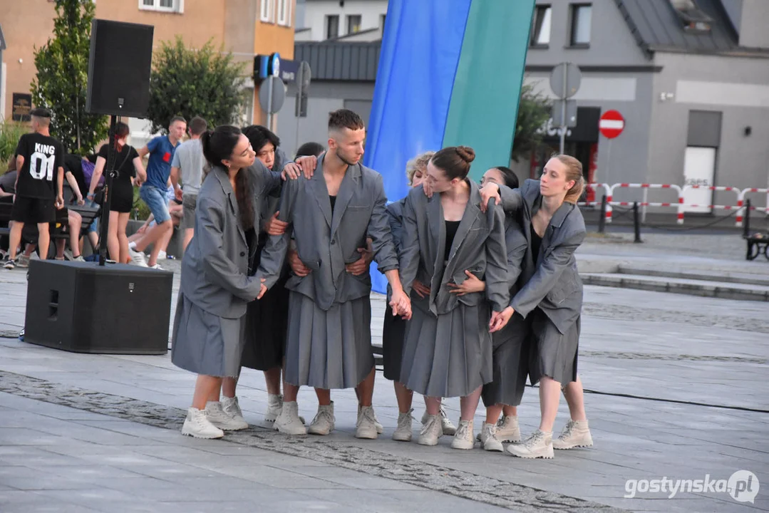 Spektakl teatralny na gostyńskim rynku