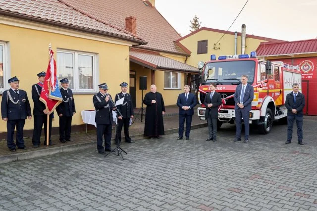 Uroczyste przekazanie samochodu strażackiego dla OSP Nowa Wieś