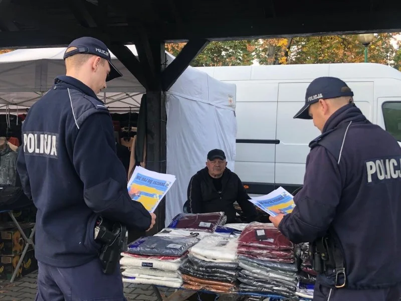 Rawiccy policjanci na targowisku. Ostrzegali przed oszustami