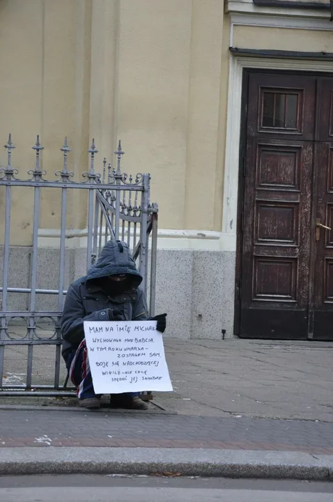 Samotny pod kościołem