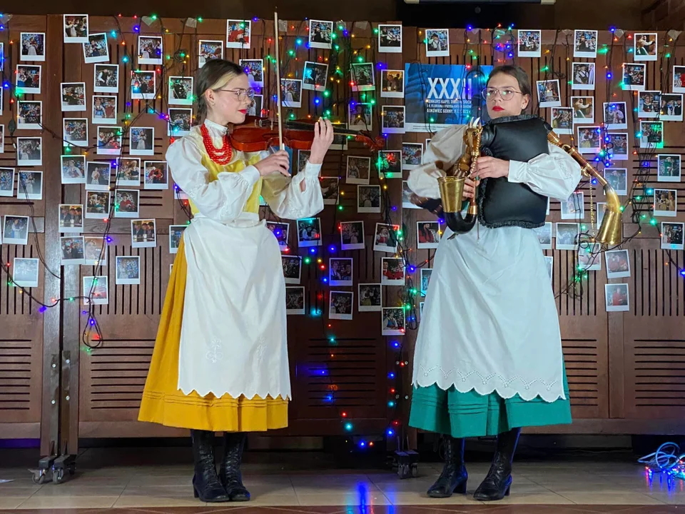 Zosia Łukowiak i Michalina Łukowiak zdobyły wyróżnienie na XXXII Konkursie Kapel Dudziarskich w Bukówcu Górnym - Zdjęcie główne