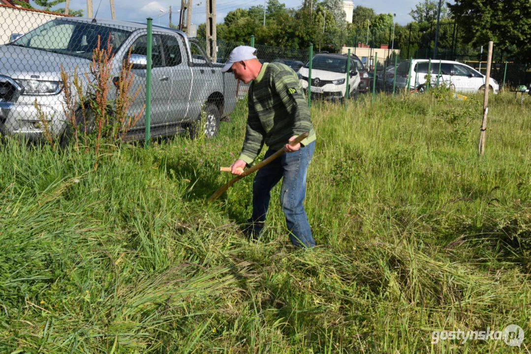 Weszli z kosami do  ogólnodostępnego sadu w Borku Wkp.