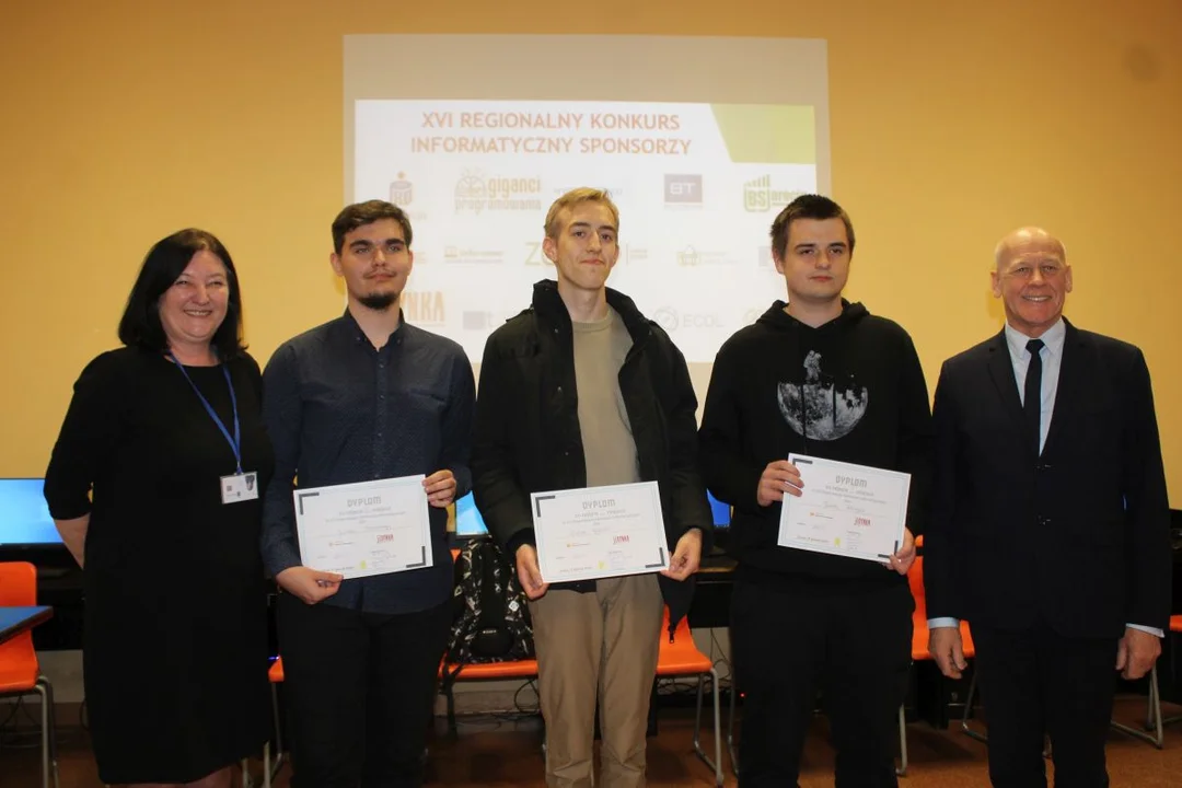 XVI Regionalny Konkurs Informatyczny w Jarocinie. Siedemnastu uczniów w ścisłym finale w ZSP nr 1 [ZDJĘCIA] - Zdjęcie główne