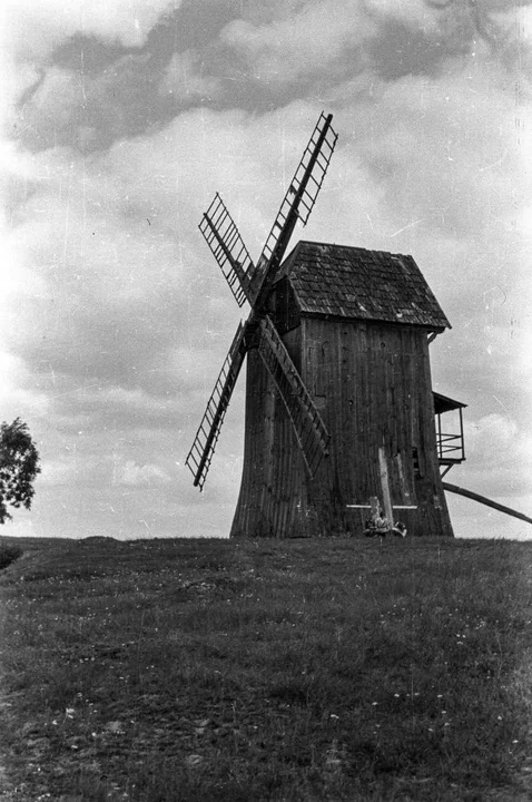 Wiatrak, wzgórze jeszcze bez wieży, rok 1956.