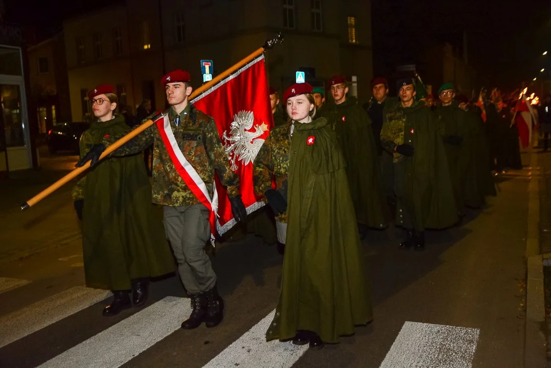 Obchody Święta Niepodległości w Jarocinie. Capstrzyk w parku mjr. Zbigniewa hr. Ostroroga-Gorzeńskiego