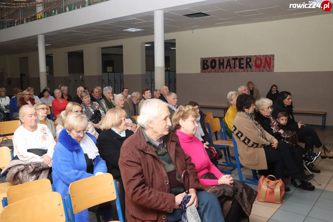 Jasełka, życzenia i poczęstunek w szkole w Sierakowie