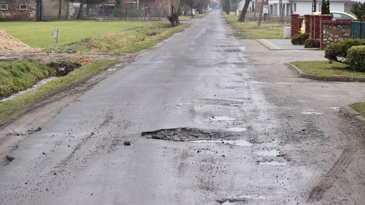 Mieszkańcy narzekają na stan dróg w Strzelcach Wielkich, Taniecznicy oraz Bodzewie. Czy jest szansa na ich remont? - Zdjęcie główne