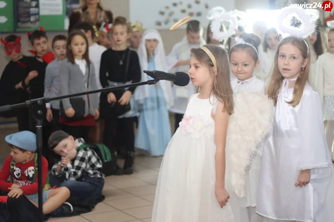 Jasełka, życzenia i poczęstunek w szkole w Sierakowie