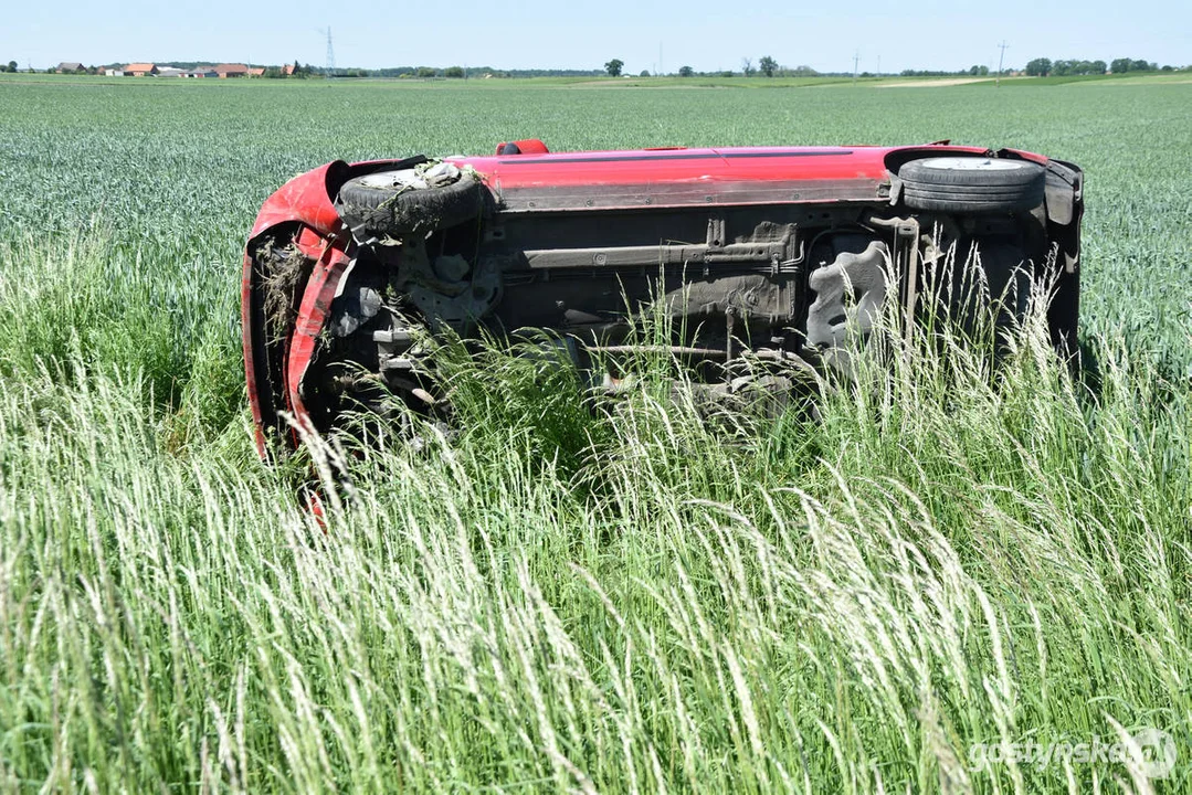 Kolizja na drodze powiatowej w Lipiu (gm. Piaski). Przewrócony samochód w polu