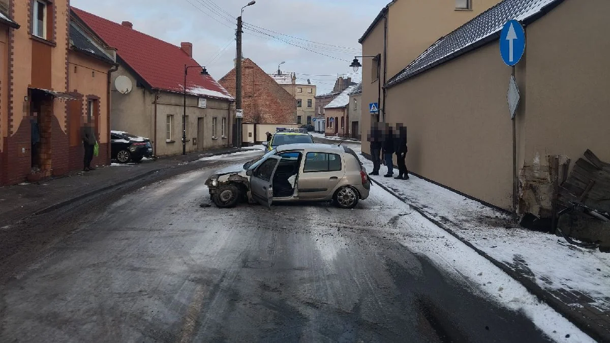 53-latek jechał przez Poniec kompletnie pijany. Staranował znak, płot i dom - Zdjęcie główne