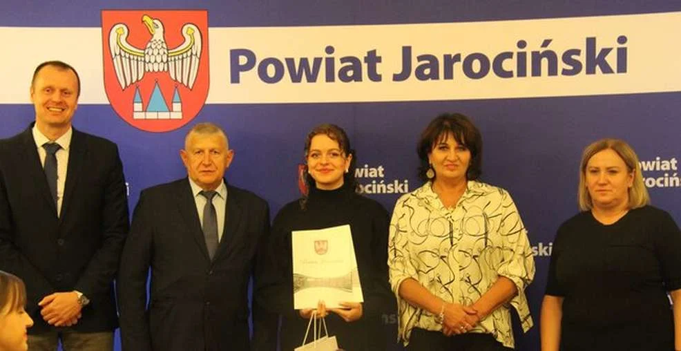 Najlepsi maturzyści ze szkół powiatu jarocińskiego nagrodzeni przez starostę