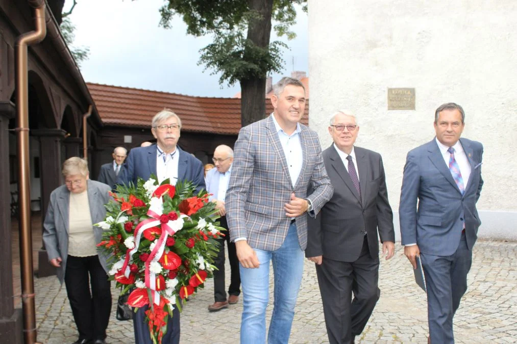 Jarocin. Odsłonięcie tablicy poświęconej kolporterom gazety konspiracyjnej "Dla Ciebie, Polsko" i koncert patriotyczny w JOK-u