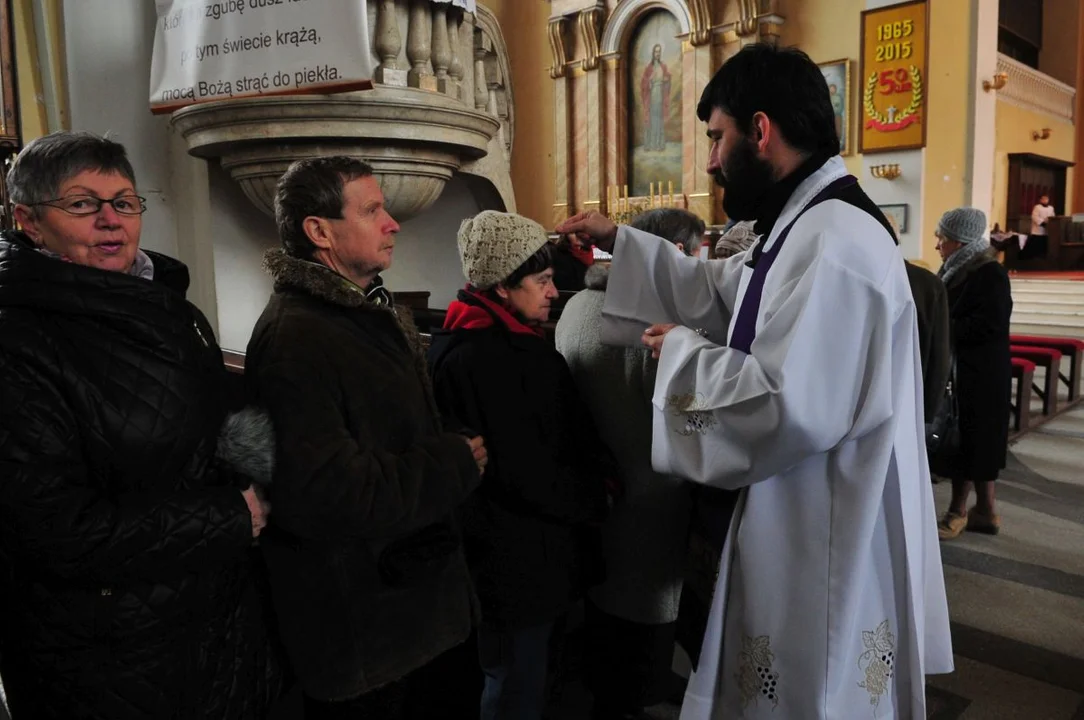 Środa Popielcowa z posypaniem głów popiołem