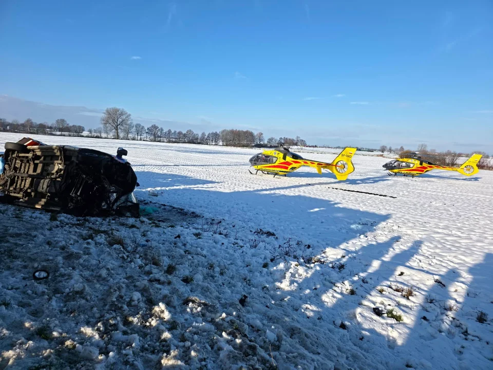 Wypadek karetki w Ludwikowie. Kierowca nie żyje