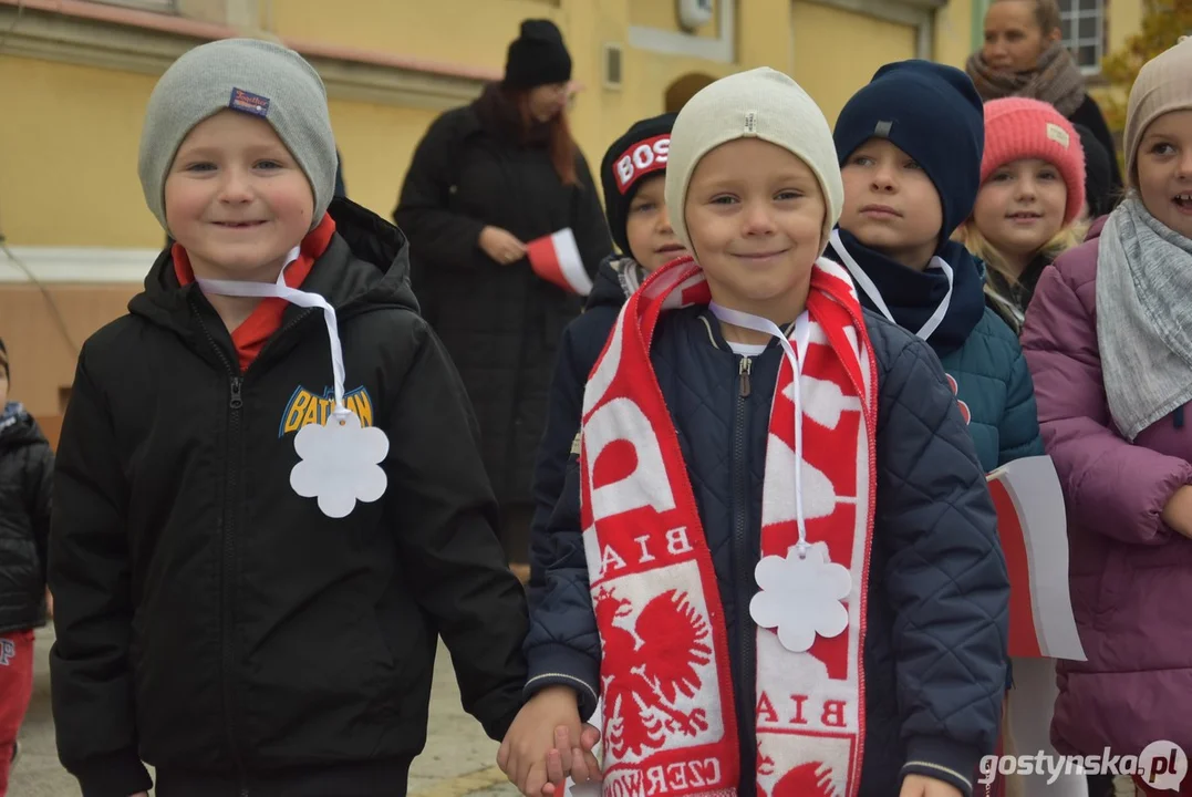 Przemarsz z flagami przedszkolaków z Przedszkola Samorządowego "Pod Świerkami" w Krobi