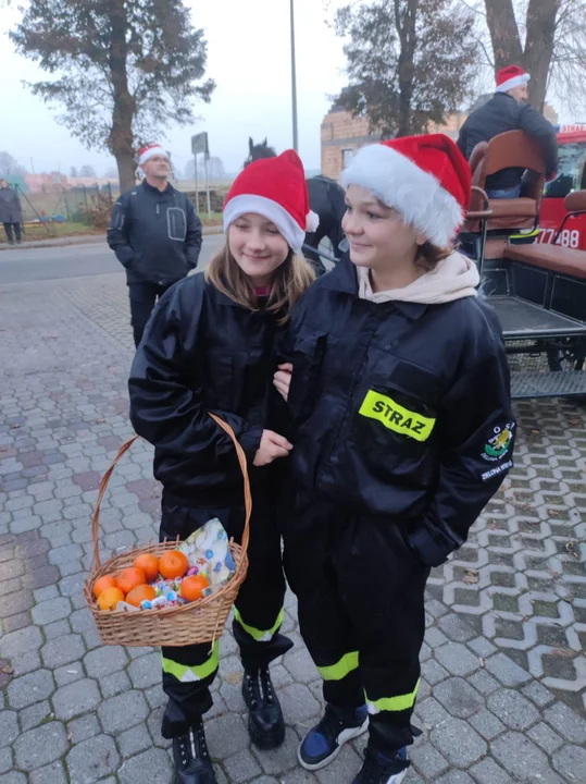 Hazy. Mieszkańców odwiedził Mikołaj z pomocnikami