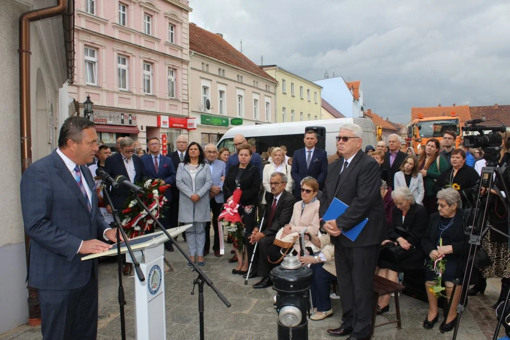 Jarocin. Odsłonięcie tablicy poświęconej kolporterom gazety konspiracyjnej "Dla Ciebie, Polsko" i koncert patriotyczny w JOK-u