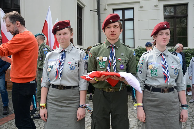 Wystawa zabytkowych pojazdów w Jarocinie z okazji Święta Flagi