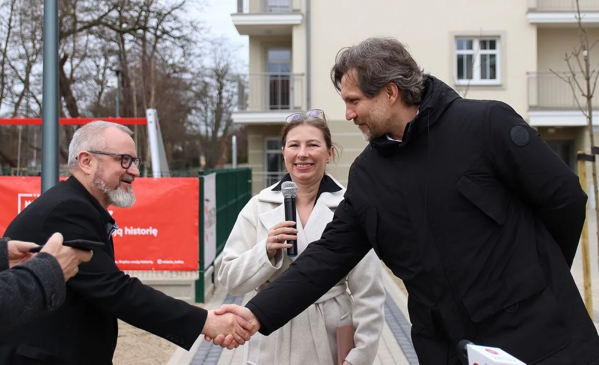 28 nowych mieszkań w Kaliszu. Prezydent Krystian Kinastowski wręczył klucze lokatorom