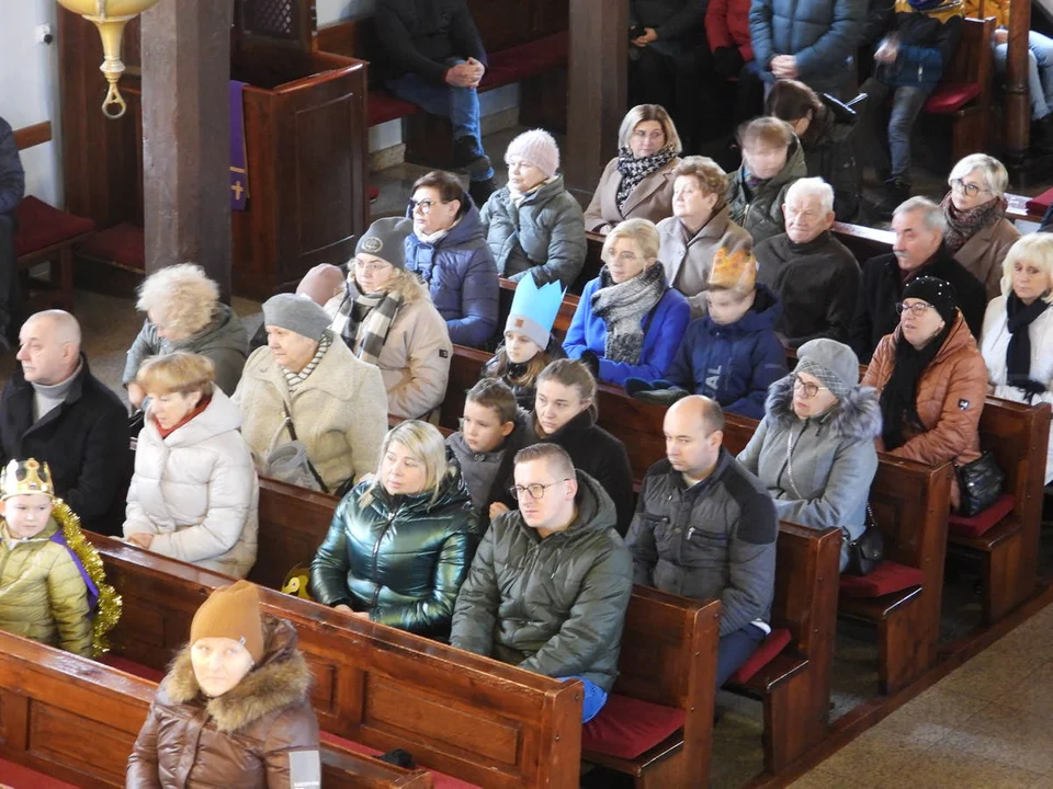 Orszak Trzech Króli i koncert kolęd w kościele w Piaskach Wlkp.