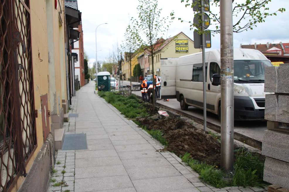 Część pobocza ulicy Śródmiejskiej w Jarocinie została rozkopana. Wykonawca robót tłumaczy, dlaczego [ZDJECIA] - Zdjęcie główne