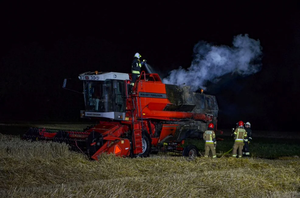 Pożar w Dobieszczyźnie w gminie Żerków. Palił się kombajn zbożowy [ZDJĘCIA] - Zdjęcie główne