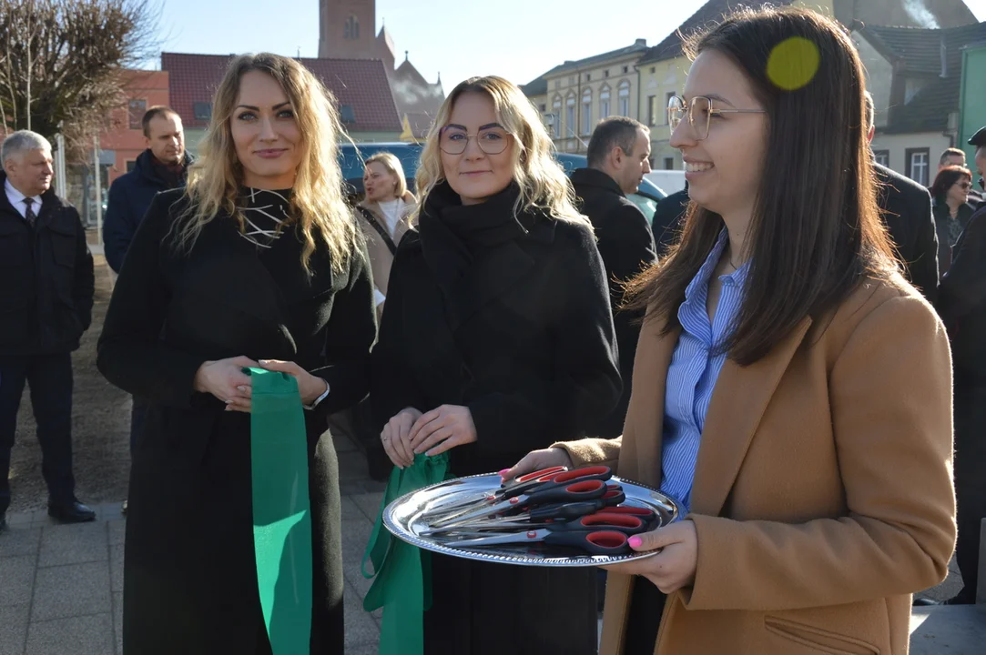 Otwarcie rynku w Jutrosinie z udziałem przedstawicieli samorządów, wojewody i parlamentu