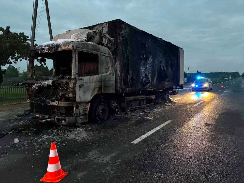 Pożar samochodu ciężarowego na DW442 w Tomicach