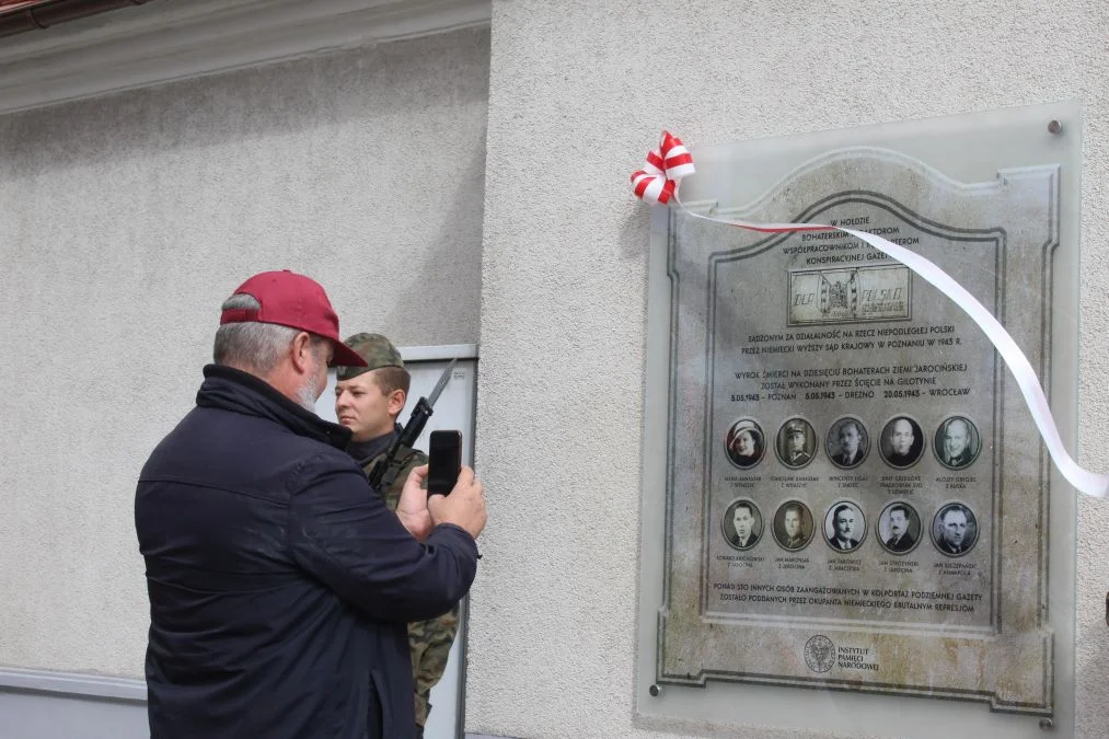 Jarocin. Odsłonięcie tablicy poświęconej kolporterom gazety konspiracyjnej "Dla Ciebie, Polsko" i koncert patriotyczny w JOK-u