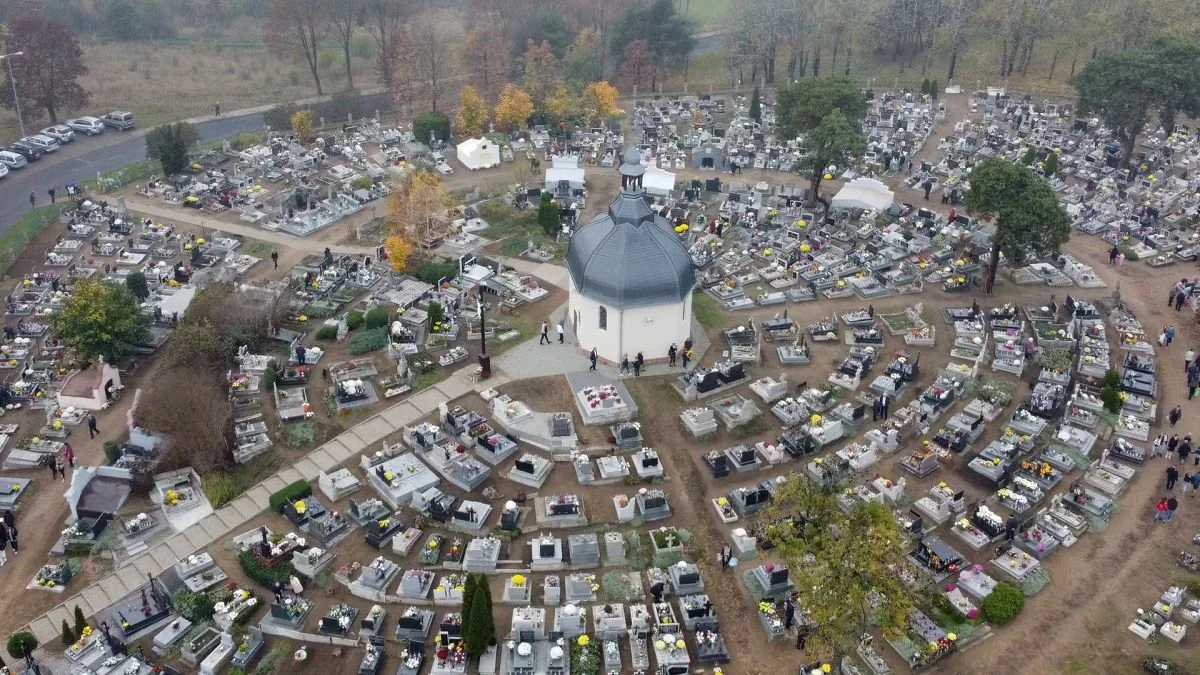 Wszystkich Świętych. Jak wyglądają jarocińskie cmentarze? [WIDEO] - Zdjęcie główne