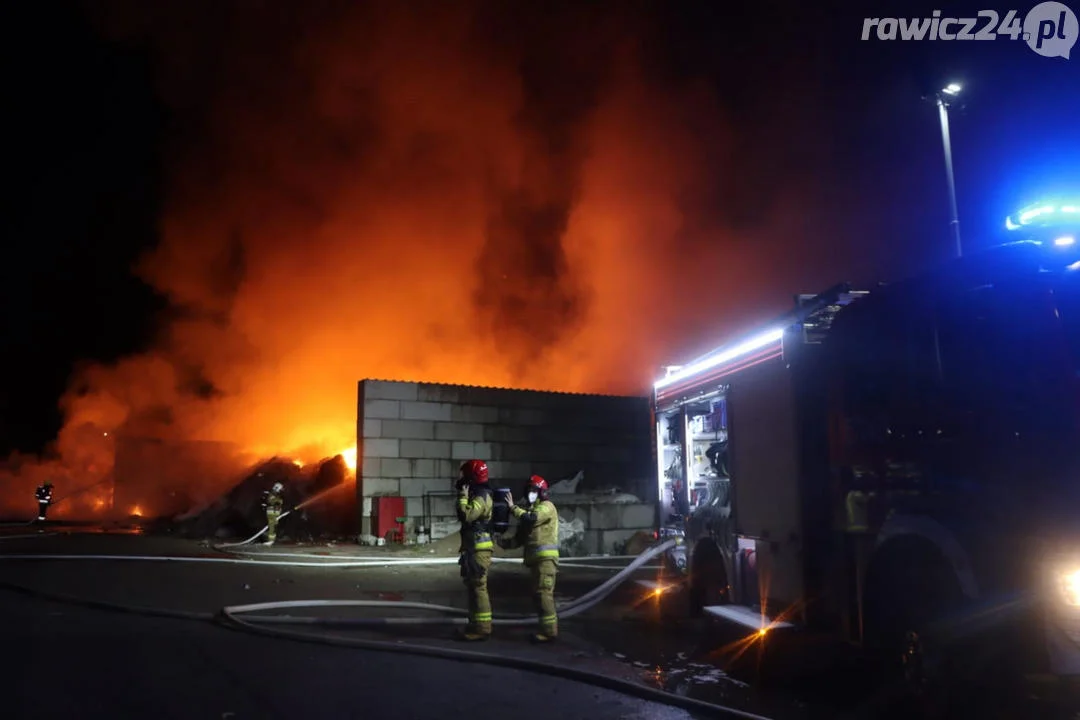 Pożar odpadów na terenie jednej z rawickich firm