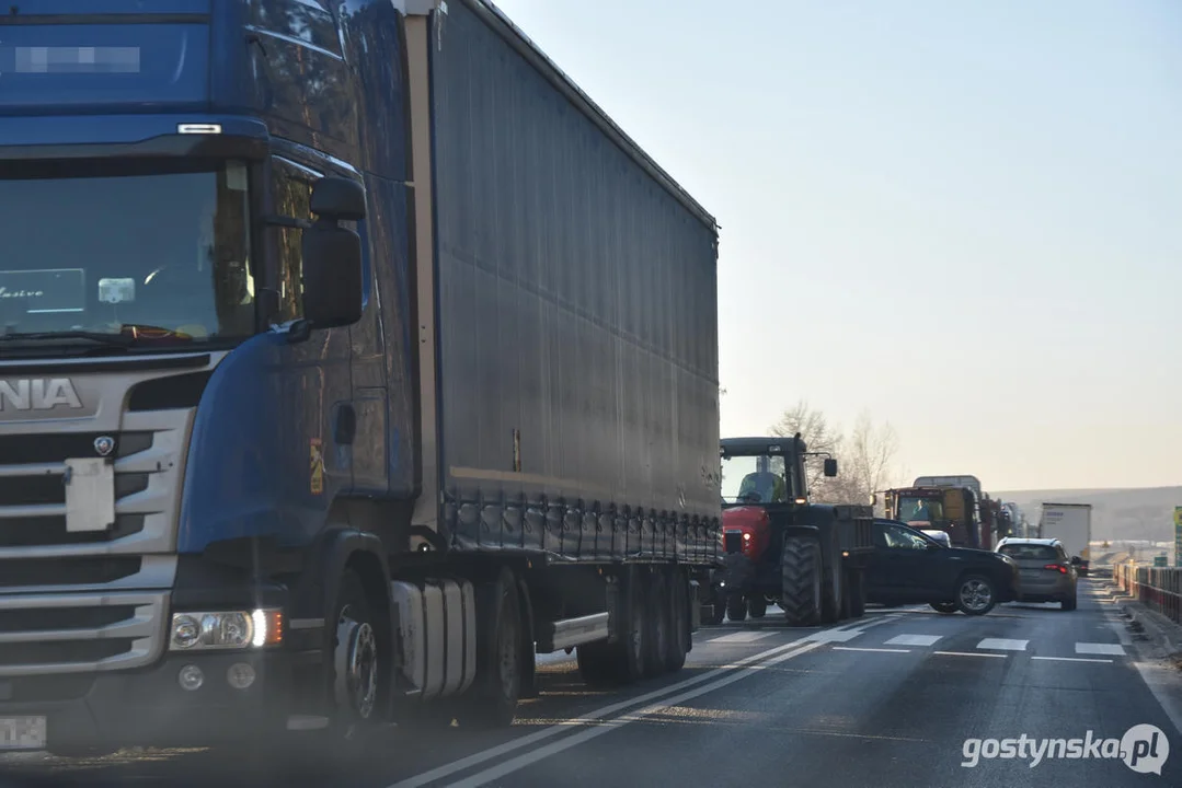 Wypadek na DW434 Gostyń - Poznań. Zderzyły się trzy samochody