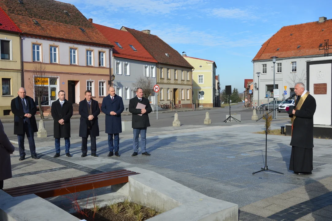 Otwarcie rynku w Jutrosinie z udziałem przedstawicieli samorządów, wojewody i parlamentu