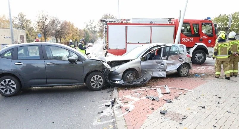 Wypadek na skrzyżowaniu w Pleszewie. Dwie osoby trafiły do szpitala [ZDJĘCIA] - Zdjęcie główne