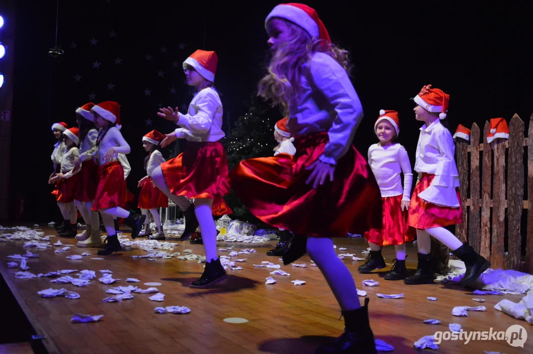 Spektakl "Gdzie jesteś Święty Mikołaju?' w wykonaniu Grupy Teatralnej "Na Fali" z Krobi