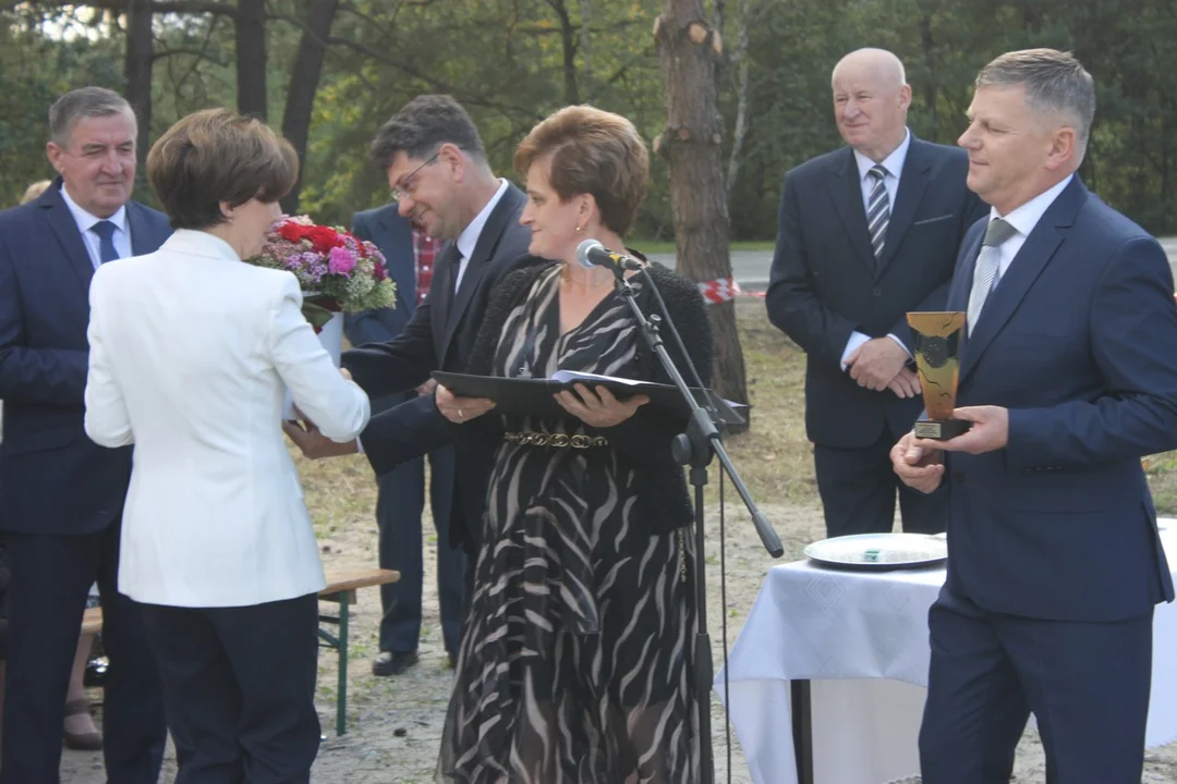 Minister Marlena Maląg otworzyła drogę Białobłoty-Orlina Duża. Towarzyszyli jej posłowie i samorządowcy