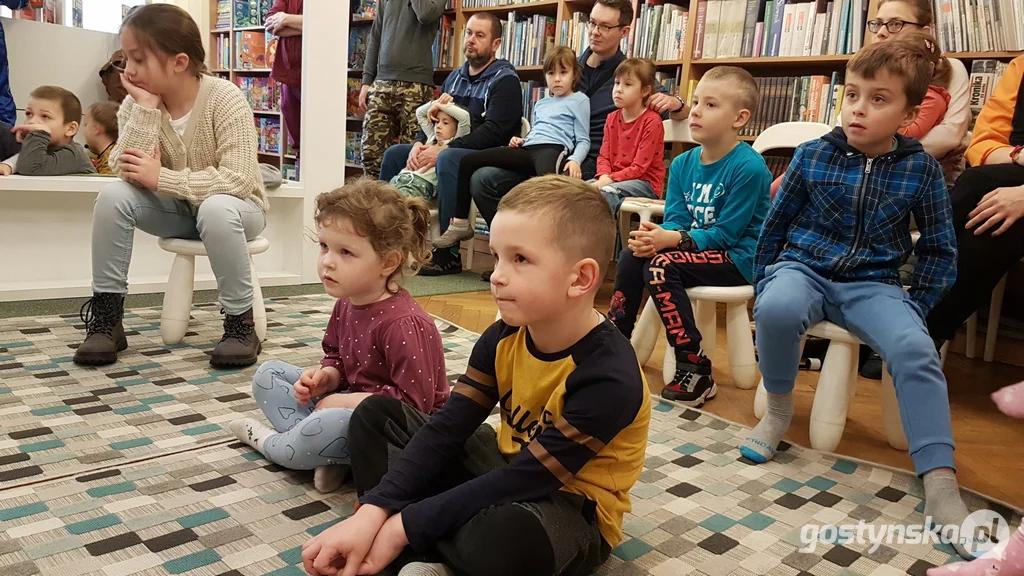 Dzień Postaci z Bajek - Głośne Czytanie w bibliotece miejskiej w Gostyniu