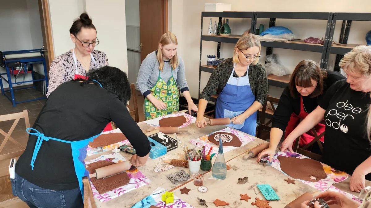 Pracownicy GOK Hutnik na warsztatach ceramicznych